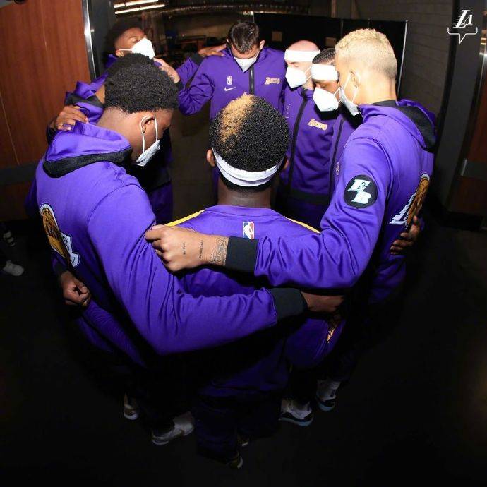 湖人热血瞬间自拍大放送！一网打尽最新自拍📸🏀