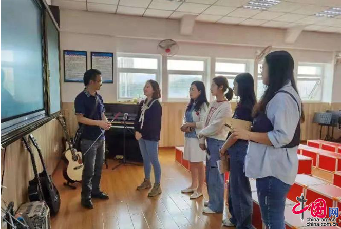 老师最新照片，学习之光与自信的绽放瞬间