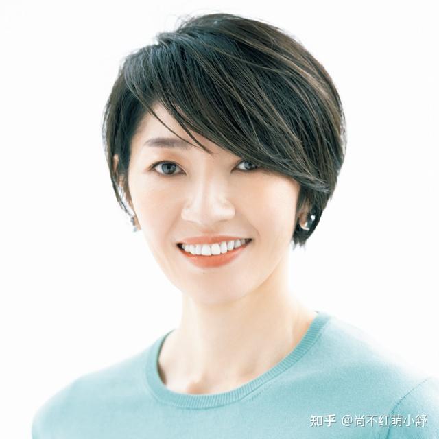 四十岁女性的自信与魅力，最新短发发型展示与风尚探索