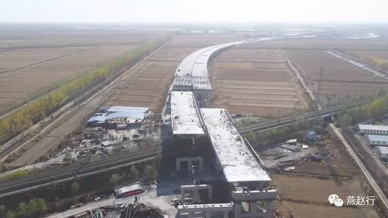 迁曹铁路最新动态，铁路边的欢乐时光揭秘