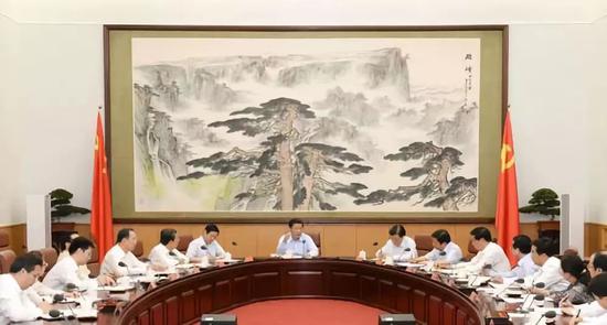 中央领导变动背景下的小巷美食探索之旅